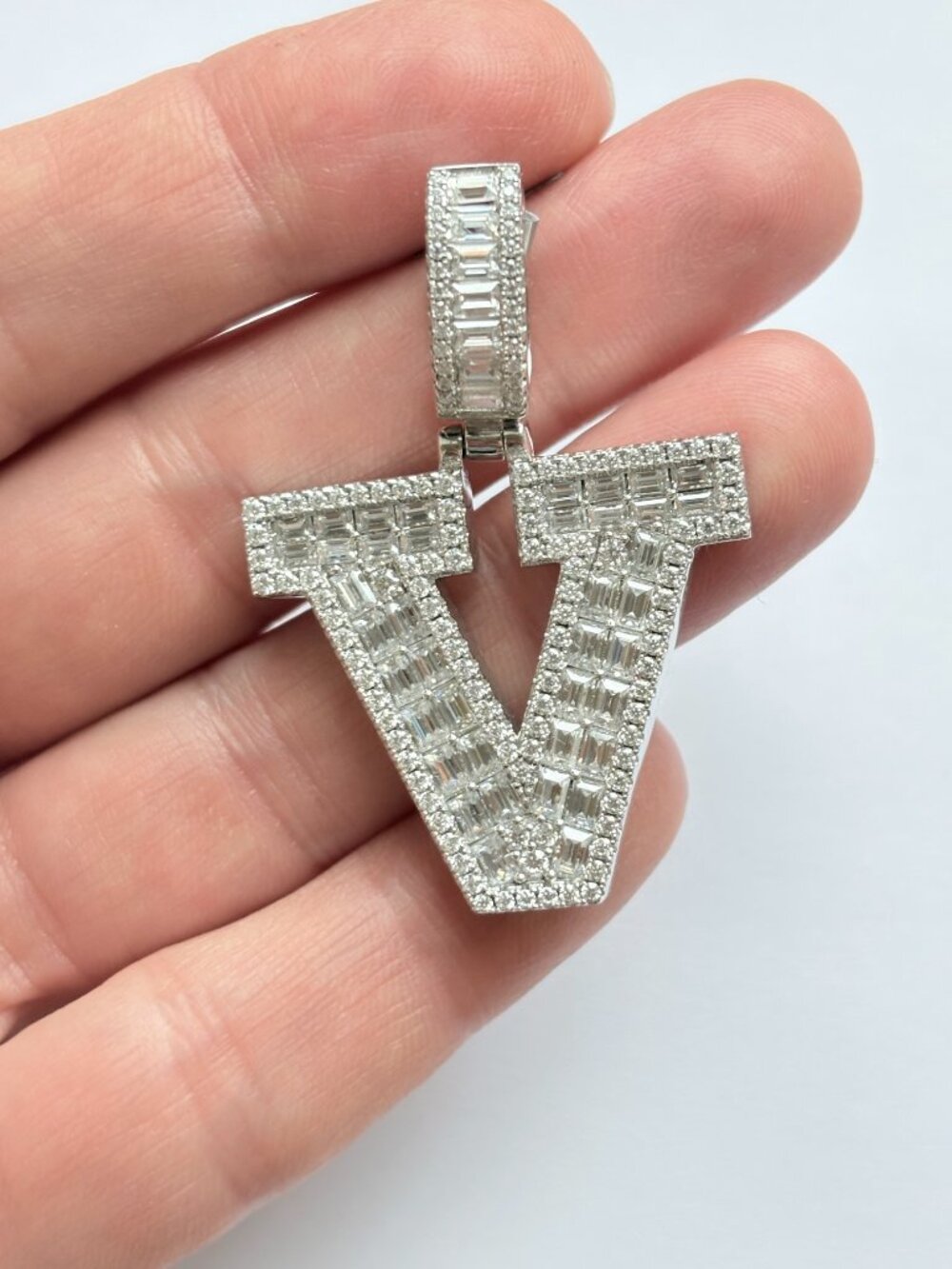 NWT Large Sterling Silver 5.5ct Baguette Round Moissanite Initial V Pendant
